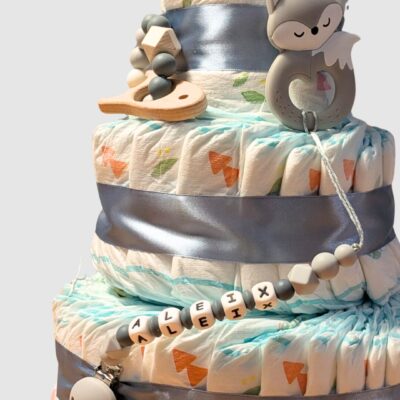 Pack Regalo Bebé Personalizado Girona – Tarta De Pañales, Mordedor De Madera Y Chupetero Con Nombre.